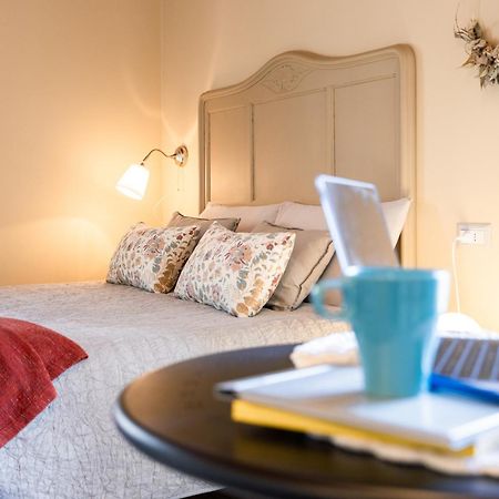 B&B Tra I Laghi Casale Corte Cerro Экстерьер фото
